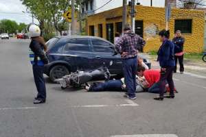 Una mujer embarazada lesionada leve tras chocar con un auto