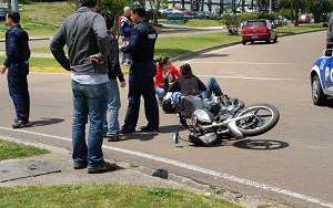 Un auto y una moto colisionaron en una rotonda: motociclista terminó fracturado