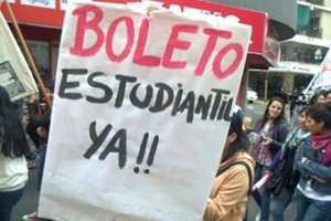 Estudiantes universitarios se movilizan por boleto y comienzan campaña masiva de recolección de firmas 