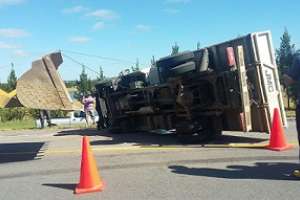 Un camión volcó en Ruta 9