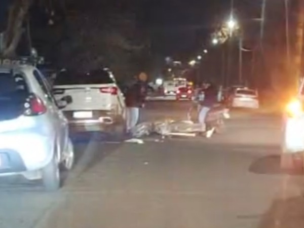Motociclista resultó herido tras chocar contra un auto estacionado