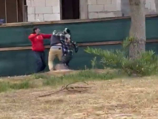 Video: golpes de puño entre trabajadores en una nueva movilización en la obra de La Carolina del Mar