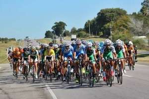 Tributan un reconocimiento en San Carlos a los ciclistas que participaron en Rutas de América