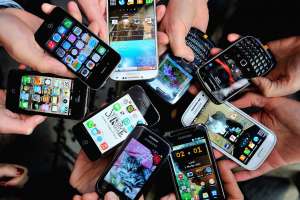Alertan que este domingo podría volver a cambiar la hora en los celulares