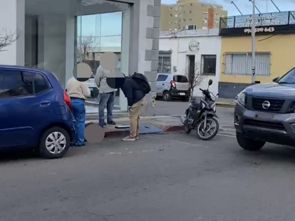 Motociclista resultó lesionada tras chocar con una camioneta en el centro de Maldonado