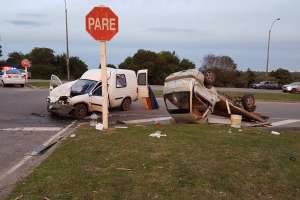 Dos vehículos colisionaron violentamente en Punta Ballena y hay cuatro lesionados