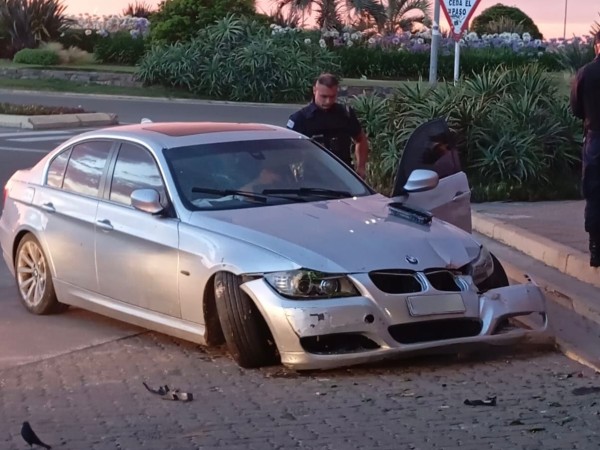 Conductor sin licencia de conducir y alcoholizado chocó contra el muro de la terminal de Punta del Este