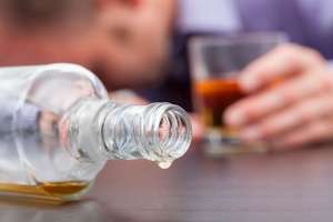 Una mujer a Alcohólicos Anónimos después de procesamiento por hurto