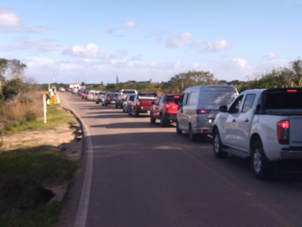 Fin de semana largo con caos en el Chuy: filas interminables, demoras de hasta un kilómetro y enojo de turistas en la frontera