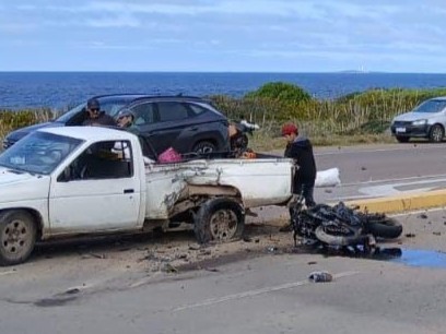 Dos personas heridas de gravedad tras choque entre moto y camioneta en La Barra