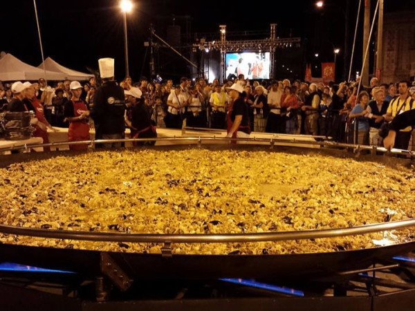 paella gigante, piriapolis, luces, murallón, puerto,