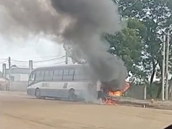 Ómnibus tomó fuego en San Carlos