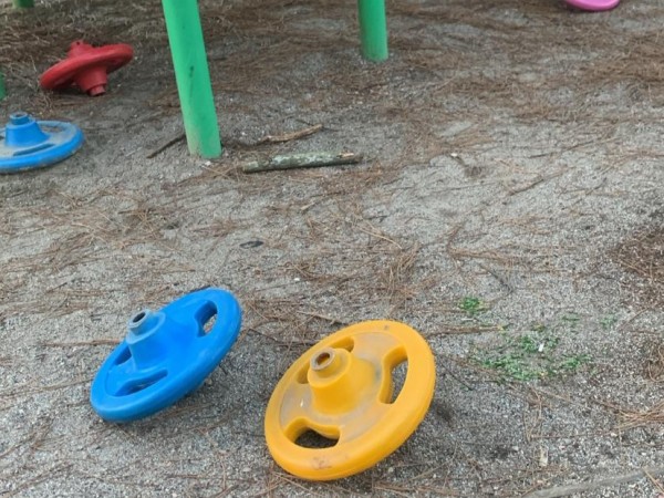 Reclamos por deterioro de juegos infantiles en Plaza México