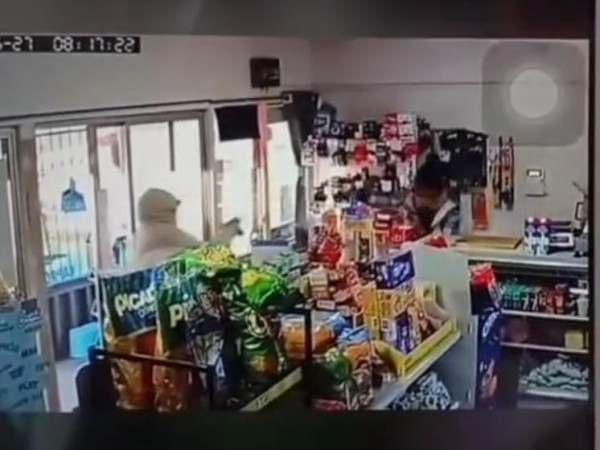 Impactante: una comerciante se enfrentó a un rapiñero armado en Balneario Buenos Aires