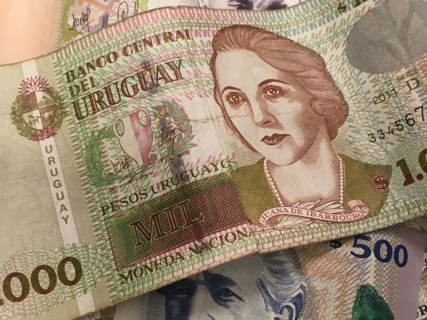 BCU anunció cambios para quienes ahorran en dólares y pesos: ¿qué impacto tendrán?