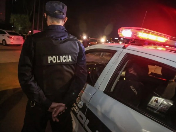 atrapó,ladrón,patio,casa,retuvo,llegó,Policía