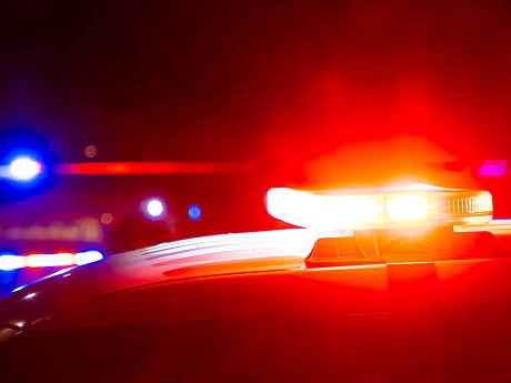 Auto despistó e impactó contra una columna en Playa Mansa: dos jóvenes resultaron lesionados