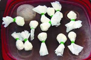 Atraparon a un sujeto que vendía droga en un auto en Los Eucaliptus
