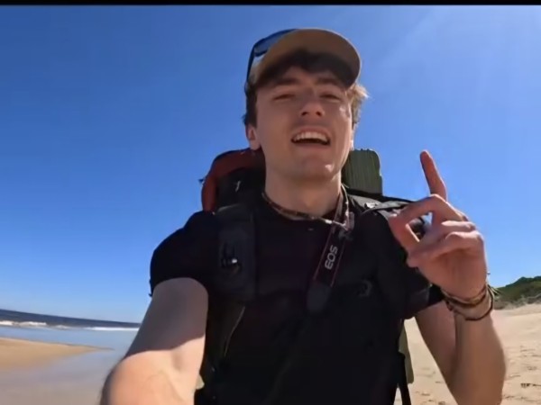 Tres días caminando por la playa durante 84 km: así es el desafío de un creador de contenido para llegar a Punta del Este