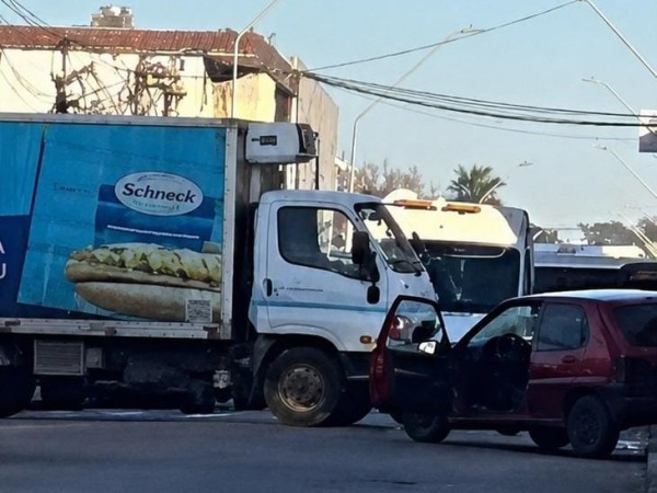 Un automóvil y un camión colisionaron en el centro de Maldonado