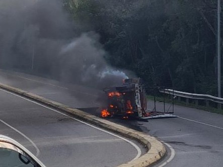 Vuelco e incendio de vehículo en Avenida Lussich; conductor debió ser asistido