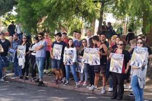 Incidentes frente a fiscalía entre manifestantes y conductor que alcoholizado protagonizó siniestro y un joven murió