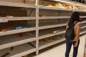 Menéndez: por el momento no está previsto limitar el acceso de clientes a los supermercados