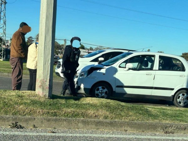 Motociclista chocó contra un auto en Bulevar Artigas y se dio a la fuga antes de que llegara la Policía