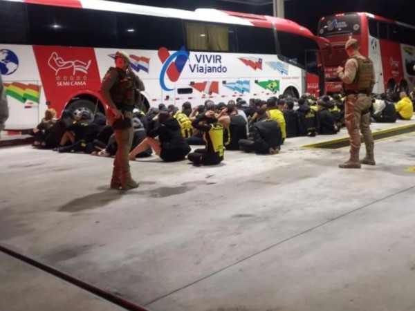 Hinchas de Peñarol retenidos en Brasil tras ser denunciados por un robo en una estación de servicio