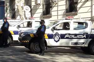 Detuvieron a dos hombres por desorden en la calle y uno se tiró del móvil policial mientras los trasladaban