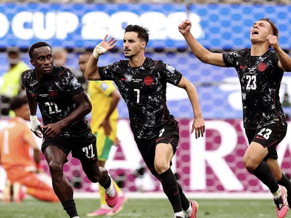 Canadá hizo historia y avanzó a octavos de final tras un gol agónico ante Sudáfrica