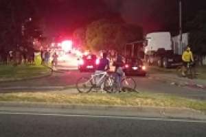 Fuerte explosión seguida de un incendio en una vivienda en barrio Tassano; hay una mujer lesionada 