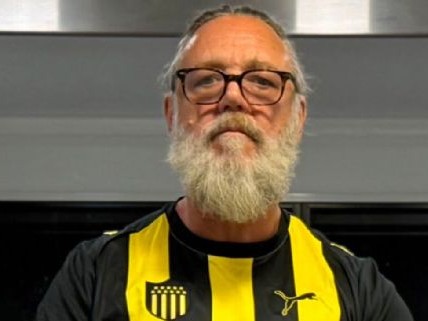 El actor Russell Crow posó con la camiseta de Peñarol