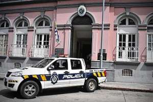 Un hombre amenazó a otro con un arma, exigió ser trasladado al centro y terminó baleado en forcejeo con la víctima