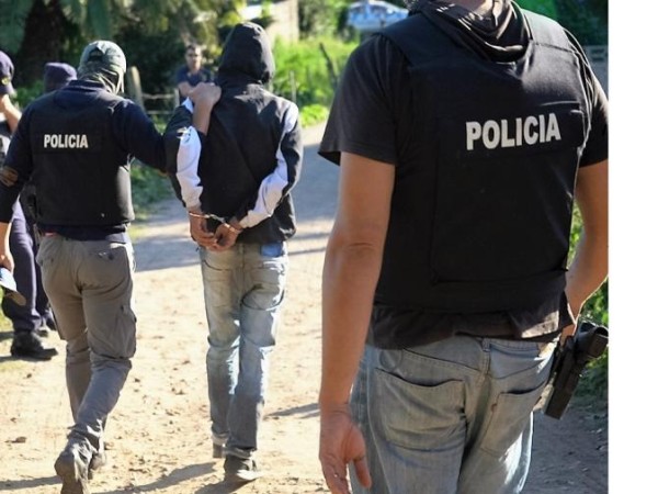 Dos hombres con antecedentes fueron enviados a prisión preventiva tras allanamiento por drogas