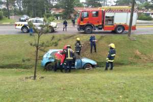 Conductor resultó fracturado después de espectacular despiste y vuelco en Bvar. Artigas
