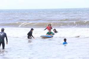 Personas con discapacidad participaron en actividad de surf inclusivo en Punta del Este
