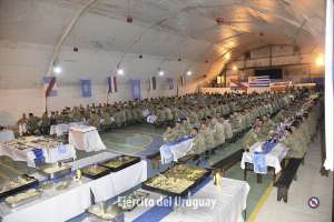 Tras cenar en nochebuena con el contingente de militares en el Congo, el presidente Lacalle Pou emprende el regreso a Uruguay