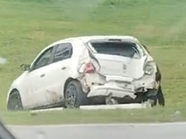 Automóvil despistó en Bulevar Artigas y terminó fuera de la calzada