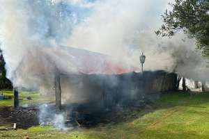 Bomberos de San Carlos extinguieron incendio generalizado en un galpón de campo