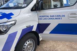 La lucha de los carolinos en defensa del hospital Alvariza quedó registrada en la puerta de una ambulancia