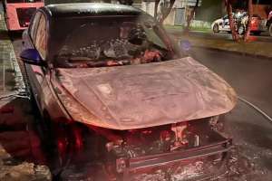 Encapuchado prendió fuego un auto en San Carlos