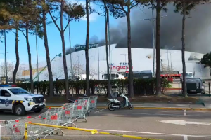 48 horas después de declararse el incendio todavía hay focos en Punta Shopping