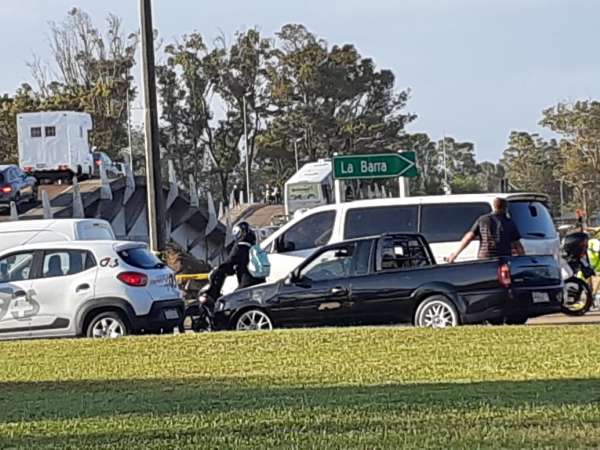 Rotura de un bus sobre el puente La Barra generó un atasco en el tránsito del lugar