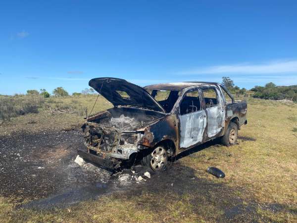 Camioneta fue consumida por el fuego al perder combustible