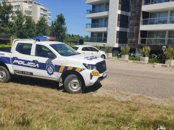 Un trabajador cayó al vacío por una claraboya y murió en zona de playa brava