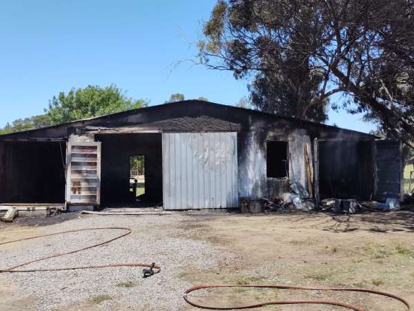 Bomberos sofocaron un incendio en una propiedad en Piriápolis donde había maquinaria vial y herramientas