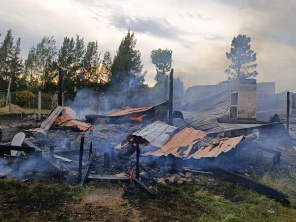 Una mujer y dos niños murieron en incendio en Cerros Azules 