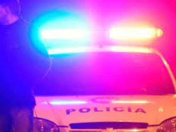 La policía investiga el ataque contra una mujer en su casa; familiares señalan que ingresó un ladrón y pretendió violarla, causándoles varias heridas