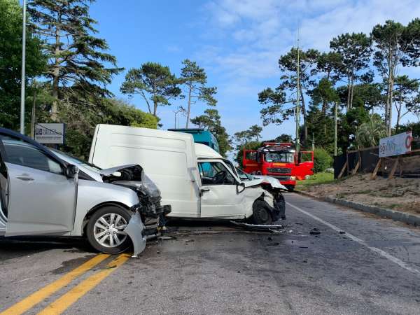 Una persona resultó atrapada en triple choque